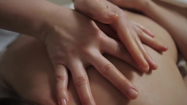 Bella donna bruna durante il massaggio della parte superiore della schiena e delle spalle nel salone Spa — Video Stock
