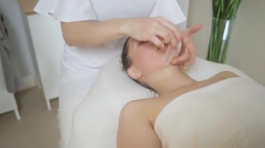 Güzeller güzeli esmer kadın masaj salonundaki guaj taşlarıyla.