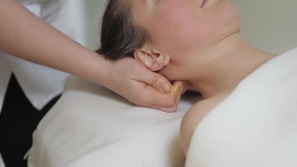 Ładna brunetka dostaje masaż głowy w jasnym biurze w salonie spa — Wideo stockowe