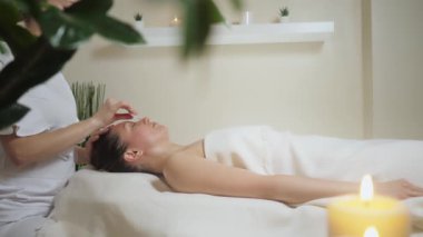 Kaplıcada bıyık taşlarıyla yüz masajı.. 