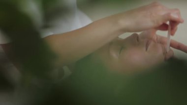 Güzeller güzeli esmer kadın masaj salonundaki guaj taşlarıyla.