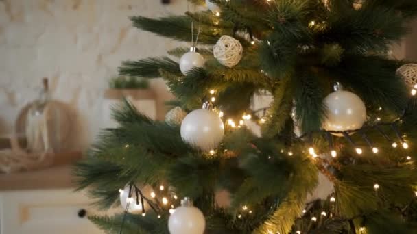 Όμορφο χριστουγεννιάτικο δέντρο με άσπρες μπάλες σε μια φωτεινή κουζίνα — Αρχείο Βίντεο