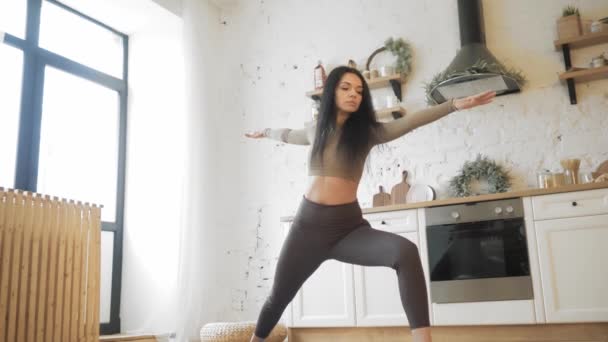 Fiatal nő egyensúlyt gyakorló és nyújtózkodó sport jóga — Stock videók