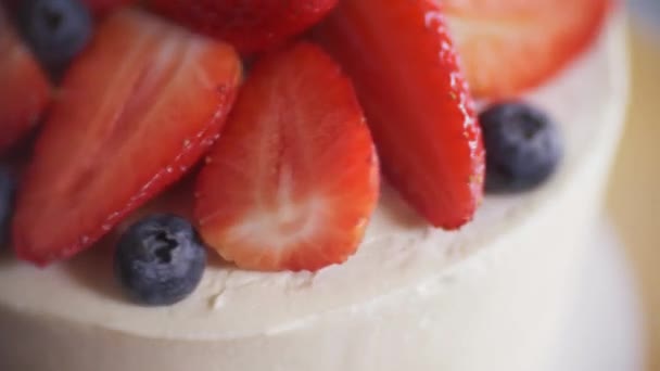 Primo piano della parte superiore della torta, decorato con fragole e mirtilli. — Video Stock