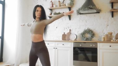 Genç kadın denge egzersizi yapıyor ve spor yogası yapıyor.