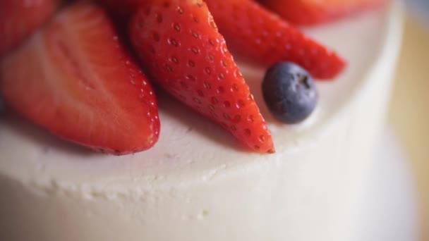 Närbild av toppen av kakan, dekorerad med jordgubbar och blåbär. — Stockvideo