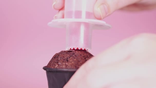 Proces van het uitsnijden van de kern van de cupcake voor latere vulling — Stockvideo