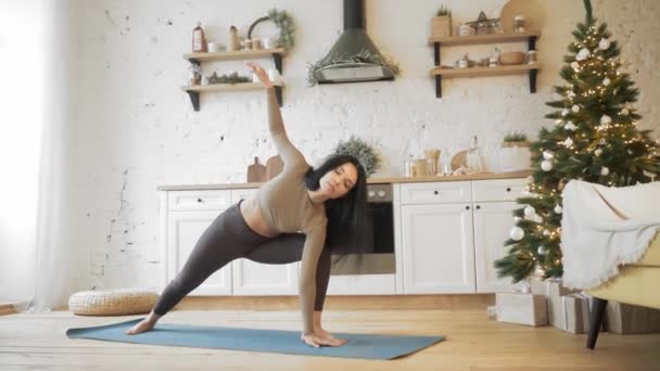 Mujer joven haciendo ejercicio de equilibrio y estiramiento deportivo Yoga — Vídeo de stock