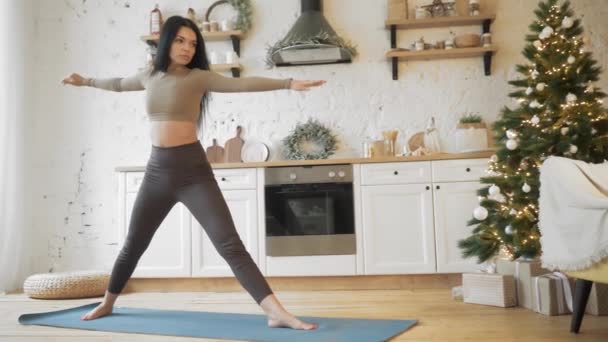 Genç kadın denge egzersizi yapıyor ve spor yogası yapıyor. — Stok video