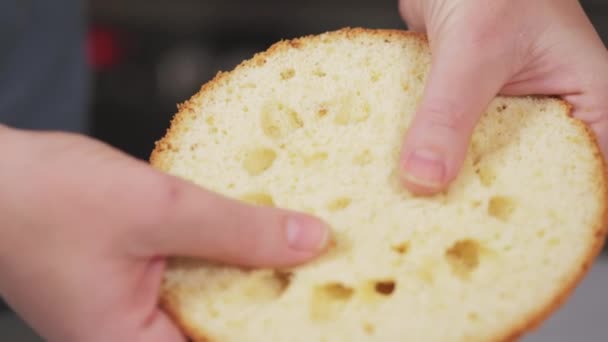 Pastelero rompe un pedazo de pastel de esponja suave y bien preparado para el pastel — Vídeos de Stock