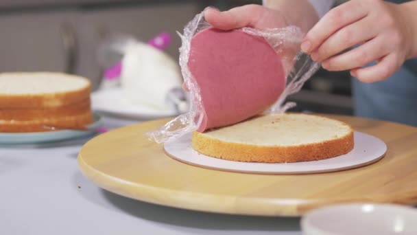 El chef de pastelería prepara el pastel, pone la capa de bayas entre las galletas. — Vídeos de Stock