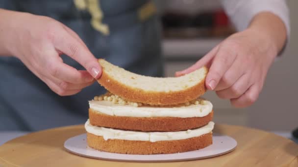 De banketbakker legt de derde laag cake neer.. — Stockvideo