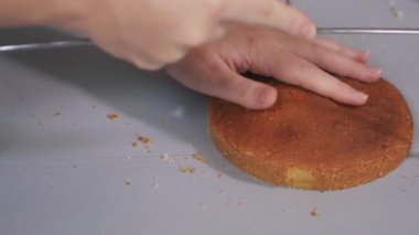 Pasta şefi özel bir kesiciyle pastayı çift katmanlı kesiyor..