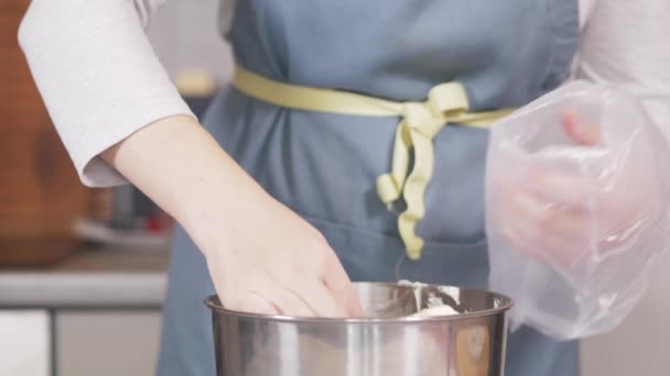 Închiderea unui bucătar de patiserie umplând o pungă de patiserie cu cremă albă . — Videoclip de stoc