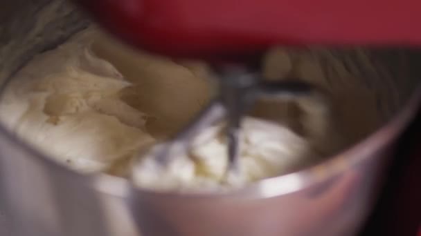 La caméra regarde dans un bol où de la crème blanche est préparée pour le gâteau — Video