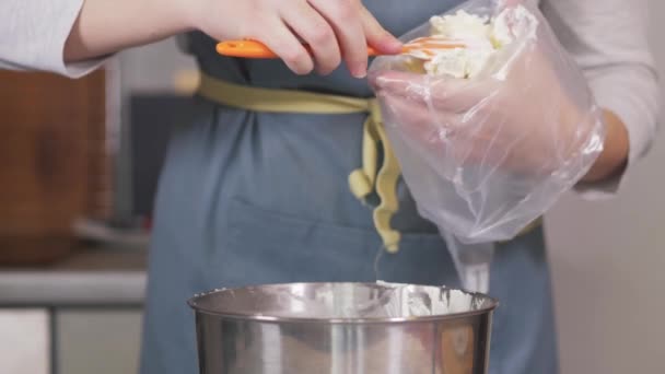 Крупним планом шеф-кухаря, що наповнює кондитерську сумку білим кремом . — стокове відео