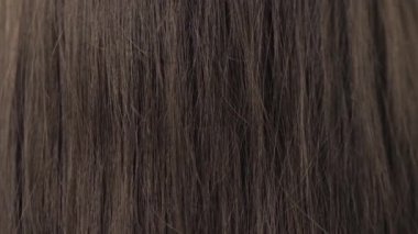 Esmerlerin saçlarını düzleştirmeden önce gösterme.