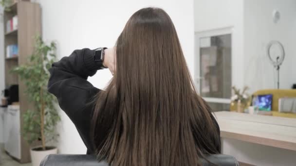 Demonstration of the brunettes hair before straightening it — Stock Video