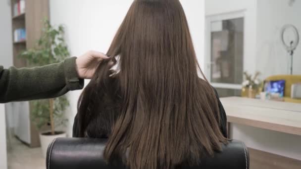 Demostración del cabello de las morenas antes de alisarlo — Vídeo de stock