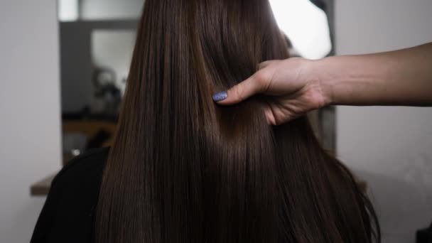 Demonstration of smooth and silky hair after straightening it with a steampod — Stock Video