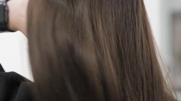 Demonstration of the brunettes hair before straightening it — Stock Video