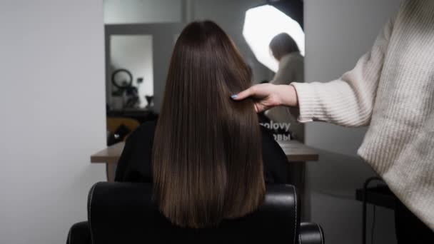 Wykazanie gładkie i jedwabiste włosy po prostowaniu go z parowca — Wideo stockowe