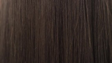 Bir buhar kapsülüyle düzleştirdikten sonra pürüzsüz ve ipeksi saçların gösterimi.