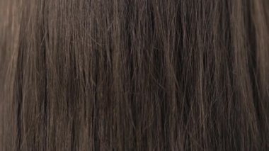 Esmerlerin saçlarını düzleştirmeden önce gösterme.