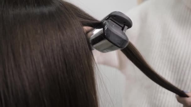 Processen att räta ut håret i salongen med hjälp av en ångkapsel. — Stockvideo
