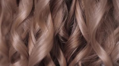 Kameranın yukarıdan aşağıya, sarı saçlı dalgaların arasından çok yakın bir görüntüsü..