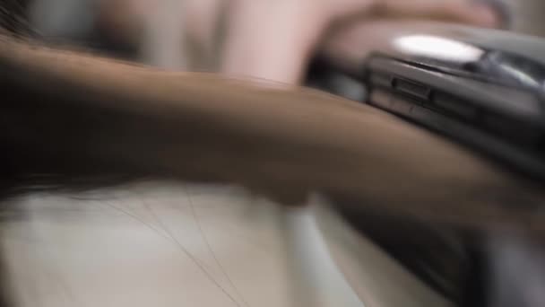 Процесс выпрямления волос в салоне с помощью паровой камеры. — стоковое видео