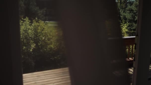 Blick vom Haus auf die Veranda durch die offene Tür. — Stockvideo