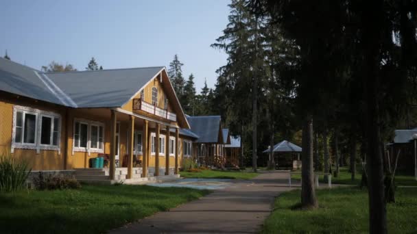 Altes Holzgebäude eines Kinderlagers im Wald an einem sonnigen Tag — Stockvideo