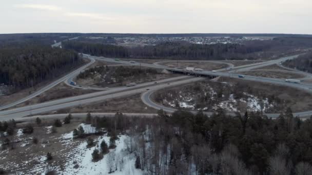 Výměna auta s nadjezdem v zamračeném jarním večeru v lese — Stock video