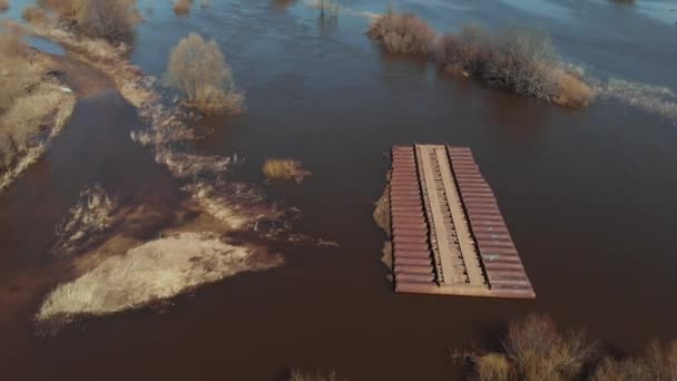 Pantalone auto, ponte galleggiante galleggiato via dal suo posto durante l'alluvione — Video Stock