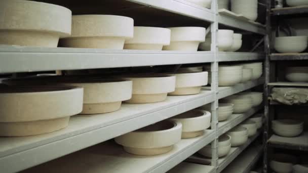 Moldes para pratos de cerâmica estão nas prateleiras de produção e cerâmica endurecer neles. — Vídeo de Stock