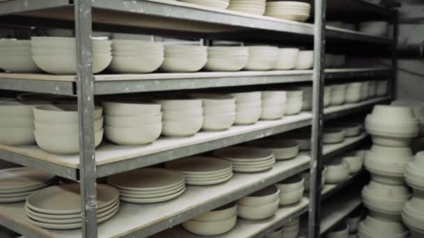 Placas de cerâmica branca estão nas prateleiras na loja de produção — Vídeo de Stock