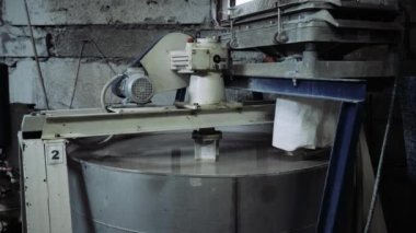 Büyük bir karışım seramikleri karıştırır, üretime hazırlanır..