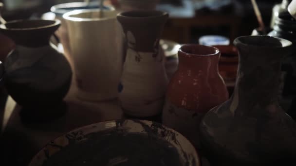 Wyroby ceramiczne wyprodukowane w klasie podstawowej. — Wideo stockowe