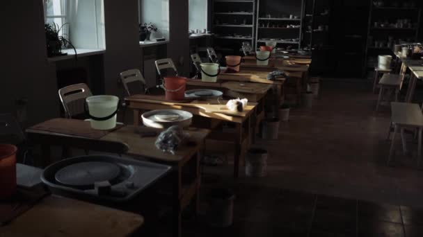 Порожня кімната для майстер-класів в моделюванні на гончарному колесі . — стокове відео