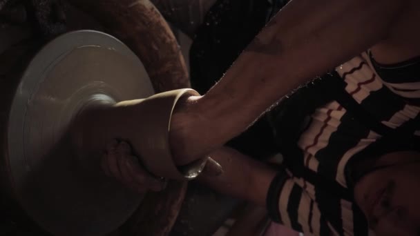 Verticale video. Close-up van mannelijke handen beeldhouwen schotels op een pottenbakkerswiel. — Stockvideo