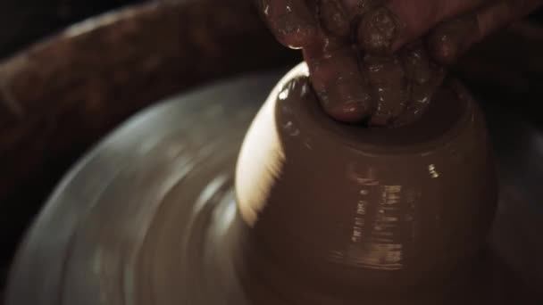 Um close-up de como os homens mãos estão esculpir argila em uma roda oleiros. — Vídeo de Stock
