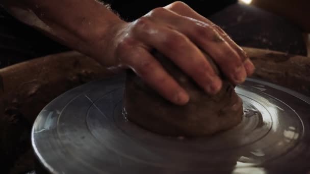 De pottenbakker gooit en repareert de klei op het pottenbakkerswiel en begint te werken. — Stockvideo