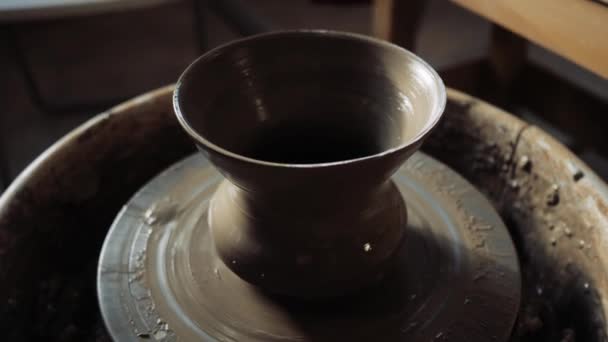 一个漂亮的陶瓷瓶或壶在陶瓷轮上慢慢转动 — 图库视频影像