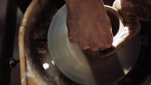 Vista superior de cómo las manos de los alfareros crean platos en una rueda de alfarero. — Vídeos de Stock