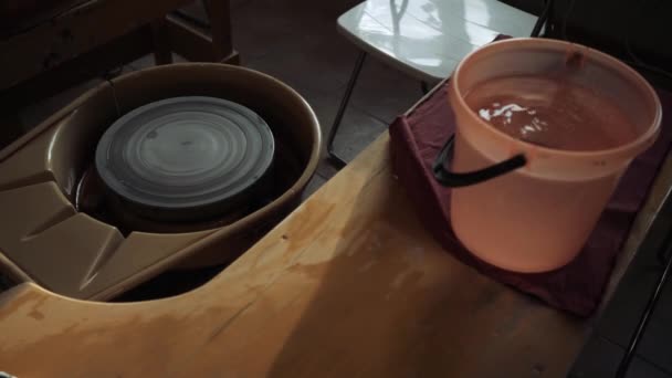 Het lege en schone pottenbakkerswiel draait geruisloos en is klaar voor gebruik. — Stockvideo