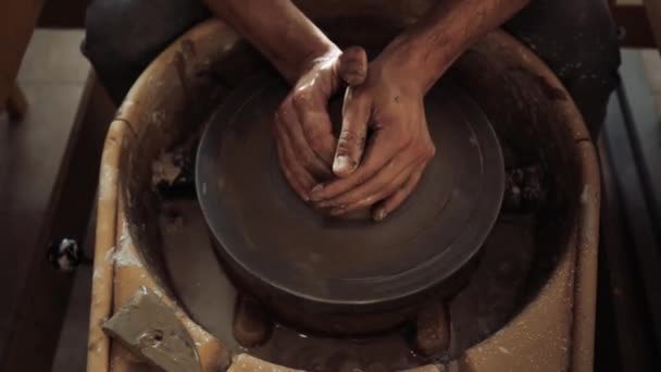 Voorbereiding van een vers stuk klei voor latere werkzaamheden aan het pottenbakkerswiel. — Stockvideo