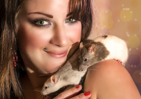 Mulher com ratos — Fotografia de Stock