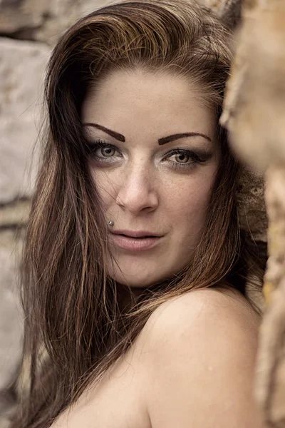 Portrait d'une femme avec des taches de rousseur — Photo