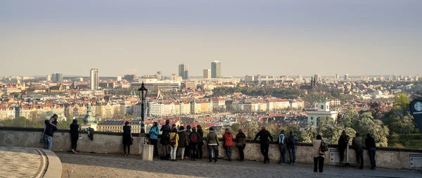 Turistas olhando para Praga — Fotografia de Stock